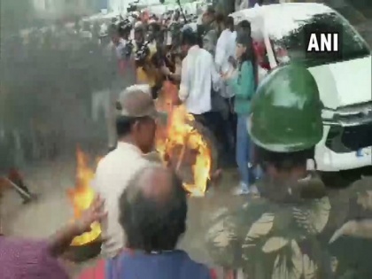 DK Shivakumar arrest: Violence breaks out during protest by Cong workers in Bengaluru | DK Shivakumar arrest: Violence breaks out during protest by Cong workers in Bengaluru
