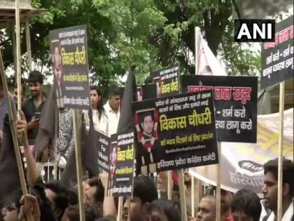 Vikas Chaudhary murder: Cong workers stage protest outside BK Hospital | Vikas Chaudhary murder: Cong workers stage protest outside BK Hospital