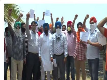 Cab drivers in Ludhiana protest for loan, road tax waiver | Cab drivers in Ludhiana protest for loan, road tax waiver