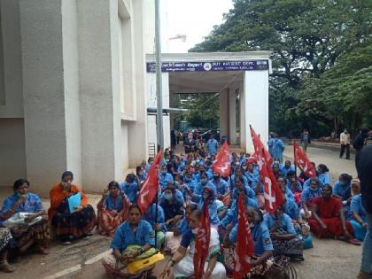Bengaluru: Victoria Hospital staff stage protest demanding release of salaries | Bengaluru: Victoria Hospital staff stage protest demanding release of salaries