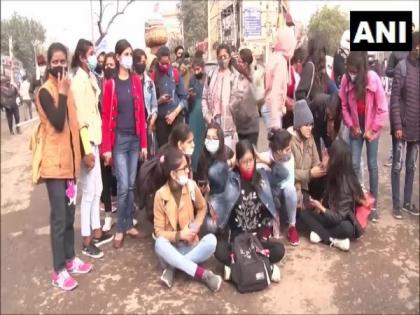 Students in Gurugram protest outside their college demanding cancellation of semester examination | Students in Gurugram protest outside their college demanding cancellation of semester examination Students in Gurugram protest outside their college demanding cancellation of semester examination | Students in Gurugram protest outside their college demanding cancellation of semester examination