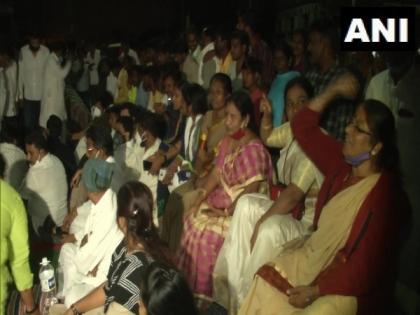 3-yr-old girl sent to jail along with her mother dies, people hold protest against Karnataka police | 3-yr-old girl sent to jail along with her mother dies, people hold protest against Karnataka police 3-yr-old girl sent to jail along with her mother dies, people hold protest against Karnataka police | 3-yr-old girl sent to jail along with her mother dies, people hold protest against Karnataka police