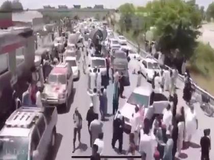 Pakistan journalists attacked at PTI's protest march | Pakistan journalists attacked at PTI's protest march