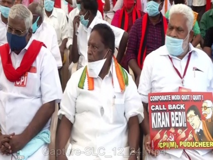 Puducherry CM leads sit-in dharna against LG Kiran Bedi | Puducherry CM leads sit-in dharna against LG Kiran Bedi