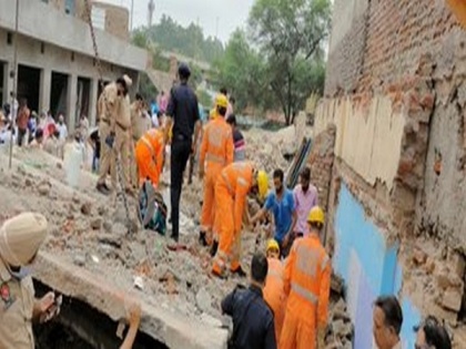 Building's roof collapses in Mohali's Dera Bassi, four people die | Building's roof collapses in Mohali's Dera Bassi, four people die