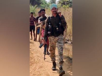 Chhattisgarh: DRGF jawan sets example, carries woman in labour pain to hospital | Chhattisgarh: DRGF jawan sets example, carries woman in labour pain to hospital