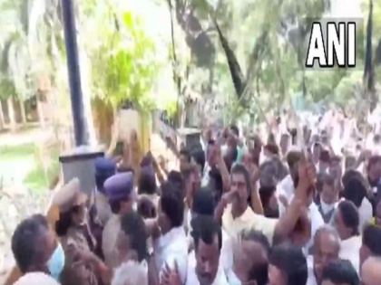 Veeramani's anti-corruption raids: Clash erupts between supporters, police in Vellore | Veeramani's anti-corruption raids: Clash erupts between supporters, police in Vellore