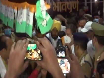 Congress delegation including Priyanka, Rahul Gandhi proceeds to Lakhimpur Kheri | Congress delegation including Priyanka, Rahul Gandhi proceeds to Lakhimpur Kheri