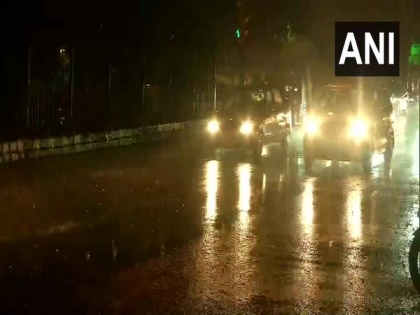Rain lashes parts of Delhi | Rain lashes parts of Delhi