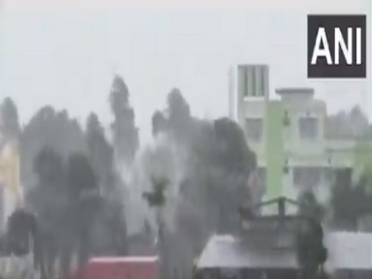Rainfall, strong winds in West Bengal's North 24 Parganas as cyclone Amphan makes landfall | Rainfall, strong winds in West Bengal's North 24 Parganas as cyclone Amphan makes landfall