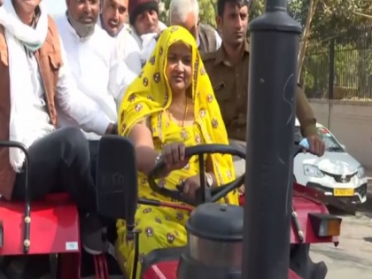 Rajasthan Congress MLA reaches state assembly on tractor to support protesting farmers | Rajasthan Congress MLA reaches state assembly on tractor to support protesting farmers