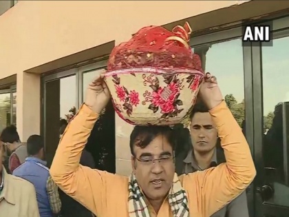 BJP MLA brings basket of locusts in Rajasthan Assembly, seeks compensation for farmers | BJP MLA brings basket of locusts in Rajasthan Assembly, seeks compensation for farmers