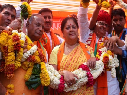 Vasundhra Raje adopting wait and watch stance over crisis faced by Congress government in Rajasthan | Vasundhra Raje adopting wait and watch stance over crisis faced by Congress government in Rajasthan
