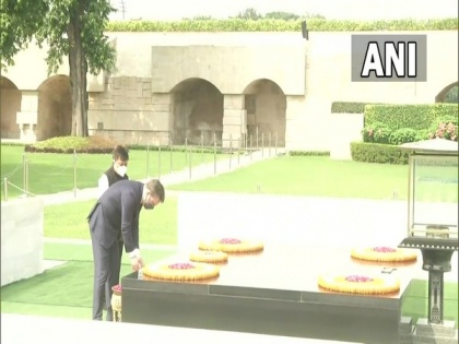 Serbian Foreign Minister pays tribute to Mahatma Gandhi at Raj Ghat | Serbian Foreign Minister pays tribute to Mahatma Gandhi at Raj Ghat