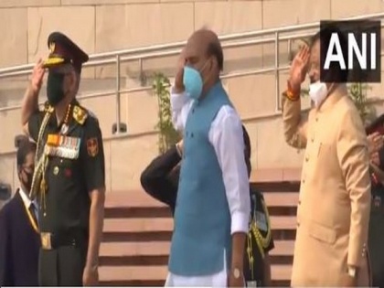 Rajnath Singh pays tributes to fallen soldiers on 'Kargil Vijay Diwas' | Rajnath Singh pays tributes to fallen soldiers on 'Kargil Vijay Diwas'
