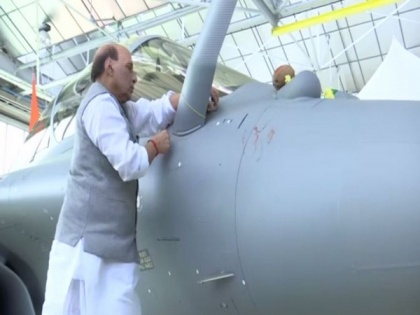 Defence Minister Rajnath Singh performs Shastra Puja after receiving first Rafale jet | Defence Minister Rajnath Singh performs Shastra Puja after receiving first Rafale jet
