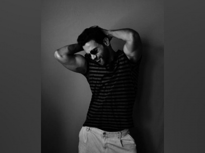 Rajkummar Rao flaunts toned biceps in monochromatic photo | Rajkummar Rao flaunts toned biceps in monochromatic photo