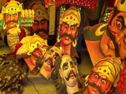 Indore: Ahead of Dussehra, Ravana effigy makers face financial crisis due to COVID-19 | Indore: Ahead of Dussehra, Ravana effigy makers face financial crisis due to COVID-19