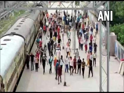 Mob vandalises train in UP's Ballia during protest over Agnipath scheme | Mob vandalises train in UP's Ballia during protest over Agnipath scheme