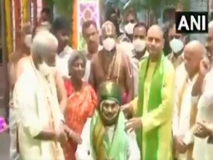 Brahmotsavam celebrations: Jagan Reddy offers silk cloth to Lord Venkateswara at Tirumala | Brahmotsavam celebrations: Jagan Reddy offers silk cloth to Lord Venkateswara at Tirumala