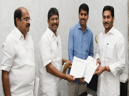 Andhra: Employees unions donate Rs 100 cr to CMRF to fight COVID-19 | Andhra: Employees unions donate Rs 100 cr to CMRF to fight COVID-19