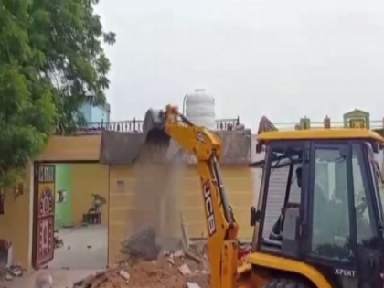 MP administration demolishes houses of 4 accused who tied up, dragged tribal man to death | MP administration demolishes houses of 4 accused who tied up, dragged tribal man to death