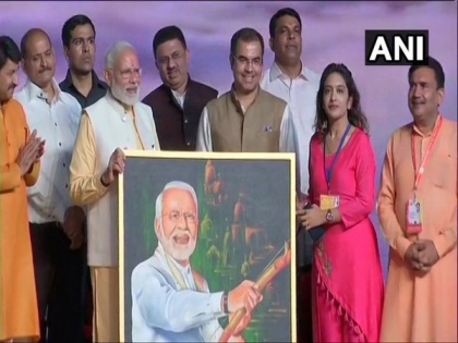 Delhi girl presents self-made painting to Modi, says overjoyed to received appreciation from Prime Minister | Delhi girl presents self-made painting to Modi, says overjoyed to received appreciation from Prime Minister