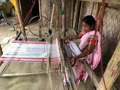 By making 'Gamosa', Assamese women keeping state's tradition alive | By making 'Gamosa', Assamese women keeping state's tradition alive