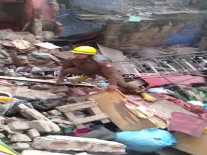 House collapses in Delhi's Sadar Bazaar, five rescued | House collapses in Delhi's Sadar Bazaar, five rescued