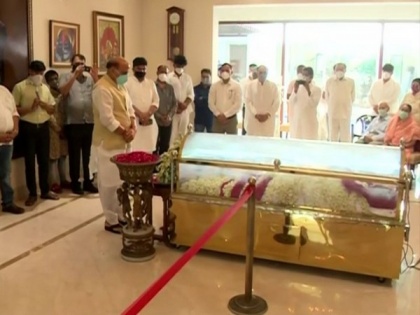 Rajnath Singh pays last respects to Rajya Sabha MP Amar Singh | Rajnath Singh pays last respects to Rajya Sabha MP Amar Singh