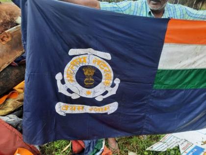 Kochi: National flag, Coast Guard flag found lying in garbage, police registers case | Kochi: National flag, Coast Guard flag found lying in garbage, police registers case