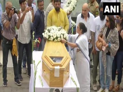 Mamata Banerjee pays last respects to KK, singer accorded gun salute honour | Mamata Banerjee pays last respects to KK, singer accorded gun salute honour