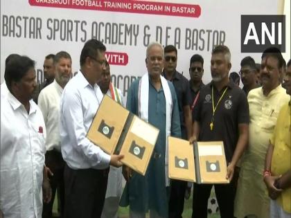 CM Baghel inaugurates Chhattisgarh's first football ground in Jagdalpur with running track recognized by FIFA | CM Baghel inaugurates Chhattisgarh's first football ground in Jagdalpur with running track recognized by FIFA