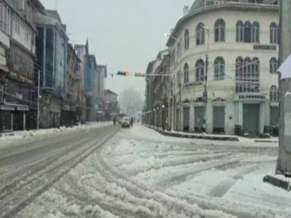 J-K: Snowfall hits fight operations, Jammu-Srinagar National Highway closed | J-K: Snowfall hits fight operations, Jammu-Srinagar National Highway closed