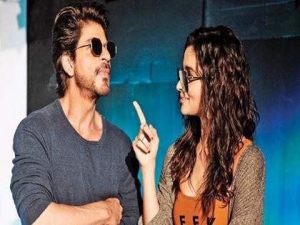 Shah Rukh pampers himself on his day off by watching Alia's 'Darlings' | Shah Rukh pampers himself on his day off by watching Alia's 'Darlings'