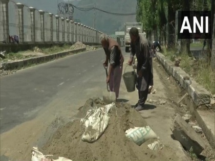 Jammu and Kashmir : Construction work resumes in Srinagar | Jammu and Kashmir : Construction work resumes in Srinagar