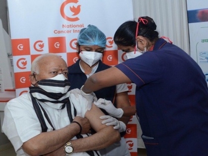 RSS chief Mohan Bhagwat receives first dose of Covid-19 vaccine | RSS chief Mohan Bhagwat receives first dose of Covid-19 vaccine