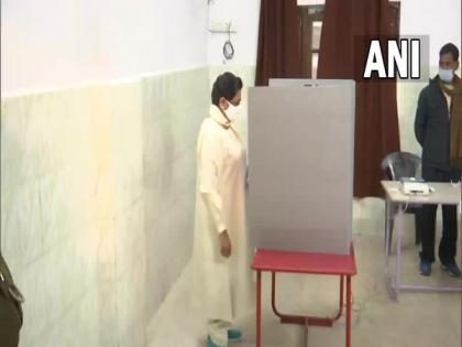 UP polls phase 4: Mayawati casts her vote in Lucknow; says Muslims are not happy with SP, people of the state have rejected it | UP polls phase 4: Mayawati casts her vote in Lucknow; says Muslims are not happy with SP, people of the state have rejected it UP polls phase 4: Mayawati casts her vote in Lucknow; says Muslims are not happy with SP, people of the state have rejected it | UP polls phase 4: Mayawati casts her vote in Lucknow; says Muslims are not happy with SP, people of the state have rejected it