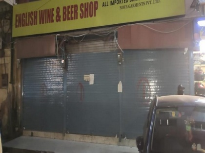 Liquor shop sealed at Delhi's Karol Bagh for violating DDMA's odd-even rule | Liquor shop sealed at Delhi's Karol Bagh for violating DDMA's odd-even rule