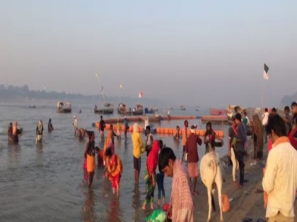 Devotees take holy dip in Ganga on the occasion of Sharad Purnima | Devotees take holy dip in Ganga on the occasion of Sharad Purnima
