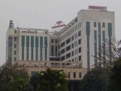 Safdarjung hospital to provide details of all Whatsapp group admins to police to prevent fake news | Safdarjung hospital to provide details of all Whatsapp group admins to police to prevent fake news