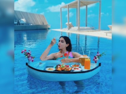 Sara Ali Khan stuns in multi-coloured bikini, enjoys floating breakfast during trip | Sara Ali Khan stuns in multi-coloured bikini, enjoys floating breakfast during trip
