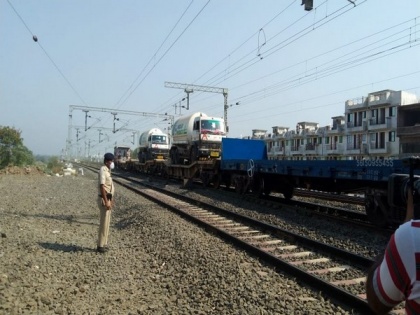 Railways delivers record single-day load of over 1,142 MT of oxygen | Railways delivers record single-day load of over 1,142 MT of oxygen