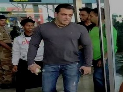 Salman Khan snatches phone from fan over unsolicited selfie | Salman Khan snatches phone from fan over unsolicited selfie