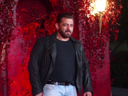 Fans go crazy over Salman Khan's swag filled walk at Karan Johar's party | Fans go crazy over Salman Khan's swag filled walk at Karan Johar's party