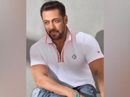 Salman Khan drives auto-rickshaw on streets of Maharashtra's Panvel | Salman Khan drives auto-rickshaw on streets of Maharashtra's Panvel Salman Khan drives auto-rickshaw on streets of Maharashtra's Panvel | Salman Khan drives auto-rickshaw on streets of Maharashtra's Panvel