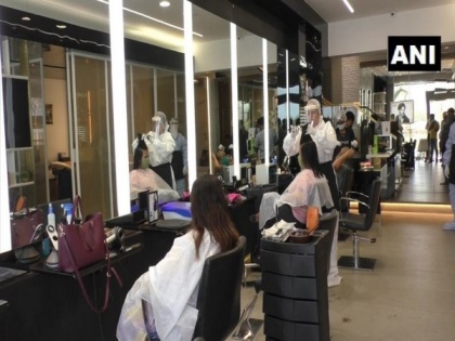 Unisex salon in Surat restricts 'walk-in' entries, equips staff with PPE kits | Unisex salon in Surat restricts 'walk-in' entries, equips staff with PPE kits