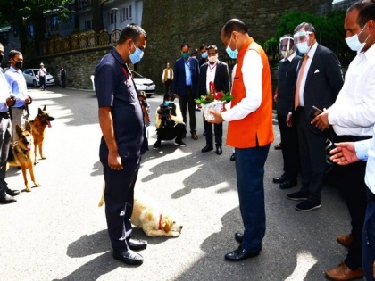 Police dog salutes CM Jai Ram Thakur outside Vidhan Sabha | Police dog salutes CM Jai Ram Thakur outside Vidhan Sabha