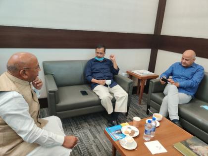 Jharkhand: MLA Saryu Roy meets CM Kejriwal, Sisodia at Delhi airport | Jharkhand: MLA Saryu Roy meets CM Kejriwal, Sisodia at Delhi airport