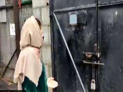 Mehbooba Mufti alleges she is illegally detained at Srinagar residence | Mehbooba Mufti alleges she is illegally detained at Srinagar residence Mehbooba Mufti alleges she is illegally detained at Srinagar residence | Mehbooba Mufti alleges she is illegally detained at Srinagar residence